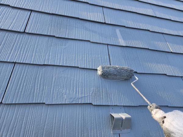 柏市H様邸の屋根にグランセラベストを上塗りする工程