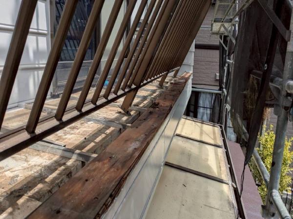 柏市　外壁屋根塗装工事のシャイン　笠木交換　笠木下地交換　雨漏り　軒天シミ