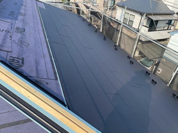 柏市 外壁屋根塗装工事のシャイン　アパートの外壁塗装と屋根カバー工事　屋根材本体設置