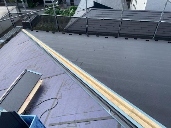 柏市 外壁屋根塗装工事のシャイン　アパートの外壁塗装と屋根カバー工事　屋根材本体設置