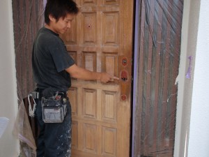 玄関扉のニス塗装前下地処理