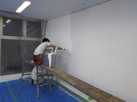 日本ペイント（株）本社内の特殊意匠塗装の天井塗装と壁塗装