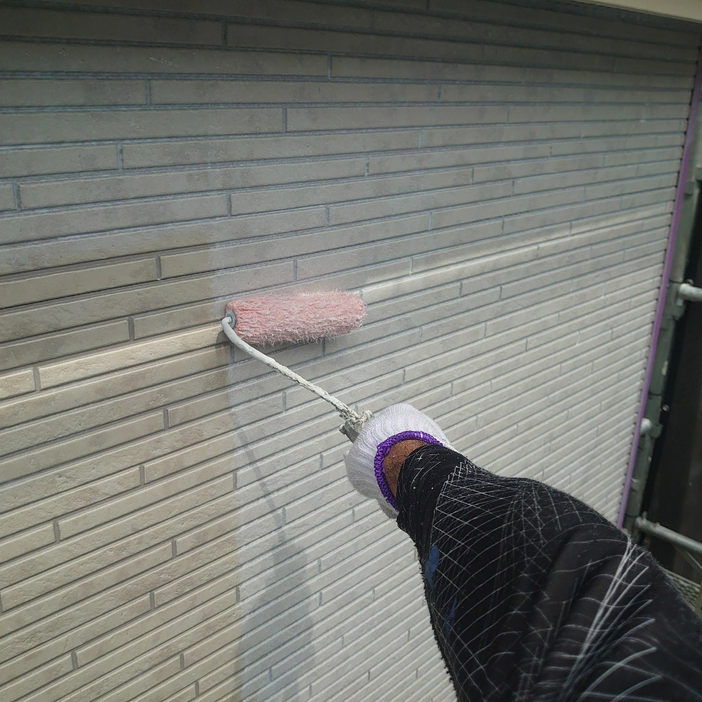 窯業系サイディング　水性ハイブリッドシーラー　下塗り　柏市外壁塗装エスケープレミアムTASAI工法