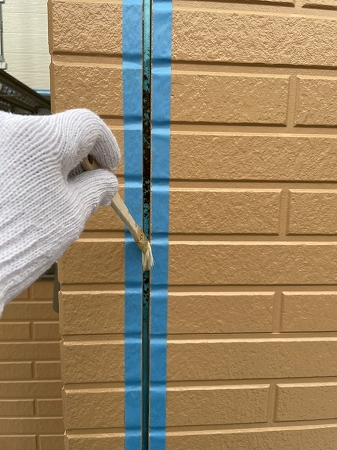 外壁シーリング(コーキング)工事　打ち替えプライマーの塗布
