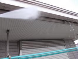 千葉県柏市N様邸の外壁塗装と屋根塗装工程：雨どいの高圧洗浄