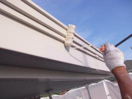 千葉県柏市N様邸の外壁塗装と屋根塗装工程：上塗り1回目 （ファインシリコンフレッシュ）
