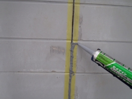 千葉県柏市O様邸の外壁塗装と屋根塗装工程：コーキングの打ち替え