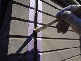 千葉県柏市O様邸の外壁塗装と屋根塗装工程：コーキングの打ち替え（プライマー）