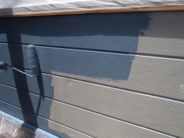 千葉県柏市O様邸の外壁塗装と屋根塗装工程：上塗り1回目（パーフェクトトップ）