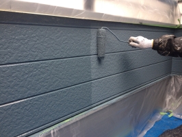 千葉県柏市M様邸の外壁塗装と屋根塗装工程：上塗り1回目（ パーフェクトトップ）