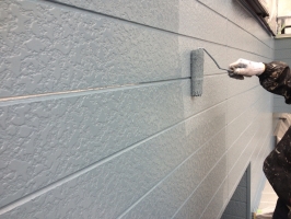 千葉県柏市M様邸の外壁塗装と屋根塗装工程：上塗り2回目（パーフェクトトップ）