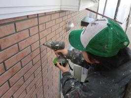 千葉県松戸市O様邸の外壁塗装と屋根塗装工程：目地のコーキング剤除去
