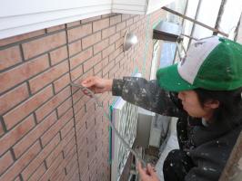 千葉県松戸市O様邸の外壁塗装と屋根塗装工程：目地のコーキング剤除去