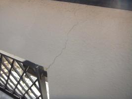 千葉県船橋市U様邸の外壁塗装と屋根塗装工程：クラック補修