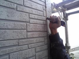 千葉県柏市I様邸の外壁塗装と屋根塗装工程：目地のコーキングの打ち替え