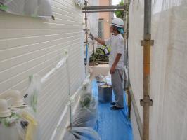 茨城県取手市T様邸の外壁塗装と屋根塗装工程：中塗り1回目 （ダイヤモンドコートBS水性）