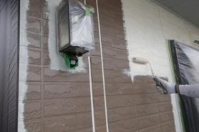 千葉県成田市M様邸の外壁塗装と屋根塗装工程：中塗り1回目（ダイヤモンドコートBS水性）