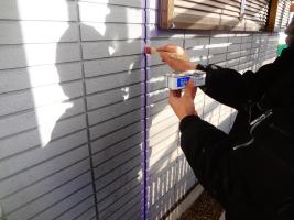 茨城県龍ヶ崎市Ｋ様邸の外壁塗装と屋根塗装工程：目地のコーキングの打ち替え(プライマー塗布)