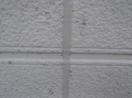 千葉県柏市O様邸の外壁塗装と屋根塗装工程：目地のコーキングの打ち替え(ならし)
