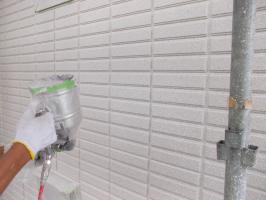 千葉県柏市N様邸の外壁塗装と屋根塗装工程：上塗り 水性ペリアートUV（吹付塗装）
