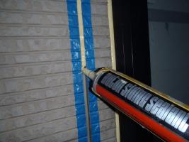 千葉県松戸市S様邸の外壁塗装と屋根塗装工程：目地のコーキングの打ち替え(打ち込み)