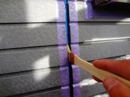 茨城県龍ヶ崎市Ｋ様邸の外壁塗装と屋根塗装工程：目地のコーキングの打ち替え（プライマー塗布)