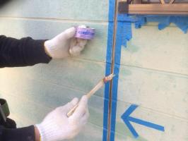 千葉県野田市O様邸の外壁塗装と屋根塗装工程：目地のコーキングの打ち替え（プライマー塗布）