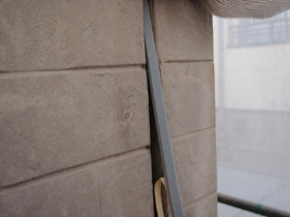 茨城県取手市H様邸の外壁塗装と屋根塗装工程：目地のコーキングの打ち替え(ボンドブレーカーテープ)
