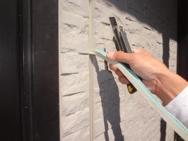千葉県我孫子市H様邸の外壁塗装と屋根塗装工程：目地のコーキングの打ち替え（撤去）