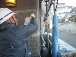 千葉県船橋市U様邸の外壁塗装と屋根塗装工程：目地のコーキングの打ち替え（撤去）