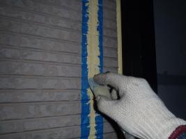 千葉県松戸市S様邸の外壁塗装と屋根塗装工程：目地のコーキング剤の打ち替え(ならし)