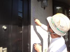 千葉県我孫子市H様邸の外壁塗装と屋根塗装工程：目地のコーキングの打ち替え（プライマー塗布）
