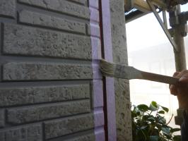 千葉県柏市I様邸の外壁塗装と屋根塗装工程：サイディングボードのパテ補修(プライマー塗布）