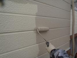千葉県柏市O様邸の外壁塗装と屋根塗装工程：上塗り1回目（DANシリコンセラR）