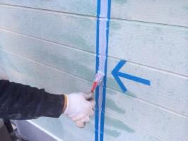 千葉県野田市O様邸の外壁塗装と屋根塗装工程：目地のコーキングの打ち替え(ならし)