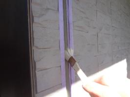 千葉県我孫子市H様邸の外壁塗装と屋根塗装工程：目地のコーキングの打ち替え（プライマー塗布）