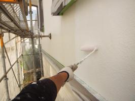 茨城県つくばみらい市N様邸の外壁塗装と屋根塗装工程：下塗り(パーフェクトサーフ)