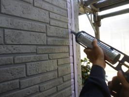 千葉県柏市I様邸の外壁塗装と屋根塗装工程：サイディングボードのパテ補修(コーキング注入）