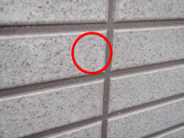茨城県取手市T様邸の外壁塗装と屋根塗装工程：サイディング釘頭のパテ補修