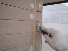 茨城県取手市H様邸の外壁塗装と屋根塗装工程：クラックのパテ補修