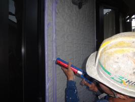 千葉県我孫子市H様邸の外壁塗装と屋根塗装工程：目地のコーキングの打ち替え(打ち込み)