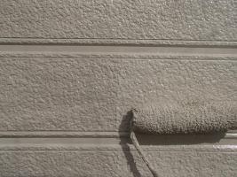 千葉県柏市O様邸の外壁塗装と屋根塗装工程：上塗り2回目（DANシリコンセラR）