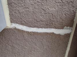 茨城県取手市M様邸の外壁塗装と屋根塗装工程：サイディングボードのパテ補修(コーキング注入）