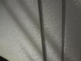 茨城県取手市O様邸の外壁塗装と屋根塗装工程：目地のコーキング処理（下処理）