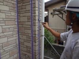 千葉県松戸市O様邸の外壁塗装と屋根塗装工程：目地のコーキング剤の打ち替え(ならし)