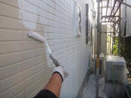 茨城県つくばみらい市N様邸の外壁塗装と屋根塗装工程：上塗り1回目（パーフェクトトップ）
