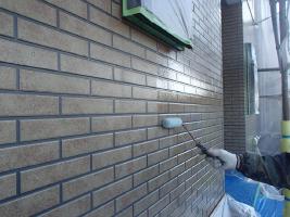 千葉県柏市O様邸の外壁塗装と屋根塗装工程：上塗り１回目(UVプロテクトクリヤー)