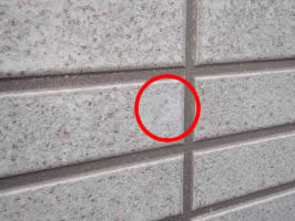 茨城県取手市T様邸の外壁塗装と屋根塗装工程：サイディング釘頭のパテ補修
