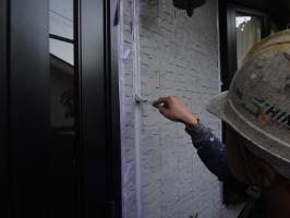 千葉県我孫子市H様邸の外壁塗装と屋根塗装工程：目地のコーキング剤の打ち替え(ならし)