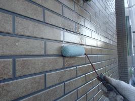 千葉県柏市O様邸の外壁塗装と屋根塗装工程：上塗り１回目(UVプロテクトクリヤー)